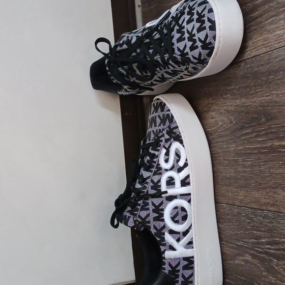 Michael Kors Sneakers size 9.5 - Picture 1 of 4